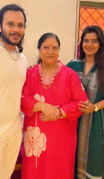 Manikanda with Aishwarya Rajesh and Mother